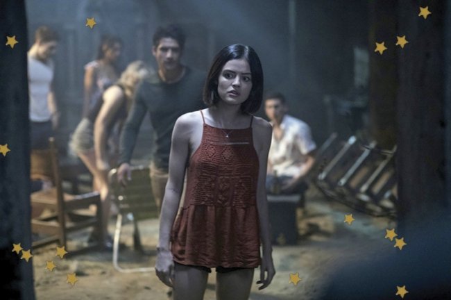 Verdade ou desafio Cena do filme Verdade ou Desafio com Lucy Hale em destaque e com expressão apreensiva.