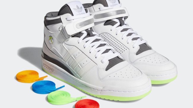 adidas-unveils-xbox-360-forum-mid-shoes-releasing-this-month.large Tênis branco com cadarços coloridos em fundo branco.