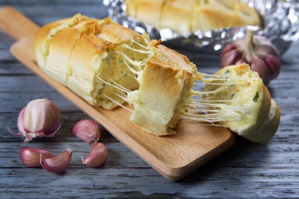 23 provas de que pão é uma das coisas mais maravilhosas que existem Foto de um pão de alho delicioso