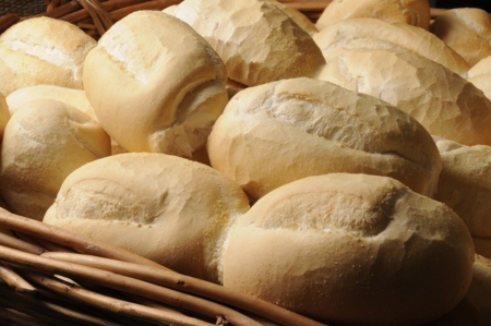 23 provas de que pão é uma das coisas mais maravilhosas que existem Foto de uma cesta com pães franceses bem branquinhos