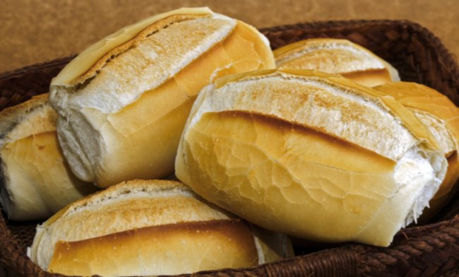 23 provas de que pão é uma das coisas mais maravilhosas que existem Foto de uma cesta com pães franceses bem cascudinhos
