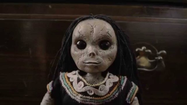 Os 13 bonecos amaldiçoados mais macabros do cinema e da internetboneca_domal Foto da Boneca do Mal. Ela tem muitas cicatrizes no rosto, é cinza e usa um vestido antigo
