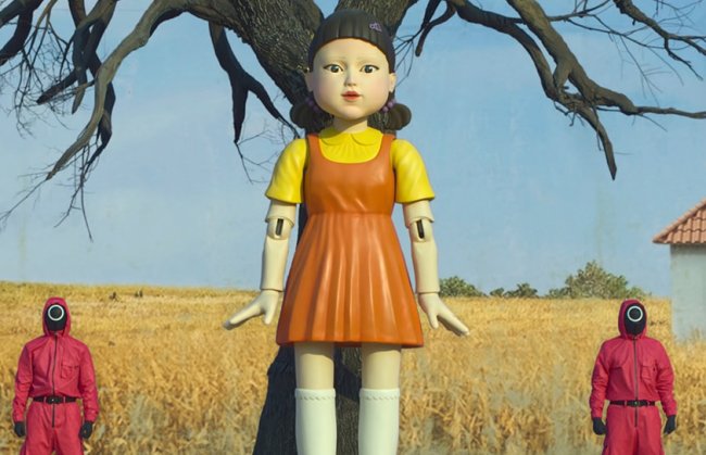 Os 13 bonecos amaldiçoados mais macabros do cinema e da internet Boneca da série Round 6. Ela tem franja e usa um vestido laranja
