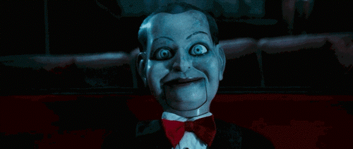 Os 13 bonecos amaldiçoados mais macabros do cinema e da internet Gif do boneco ventríloquo do filme Gritos Mortais