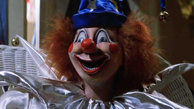 Os 13 bonecos amaldiçoados mais macabros do cinema e da internet Foto do palhaço de Poltergeist. Ele está com um sorriso assustador