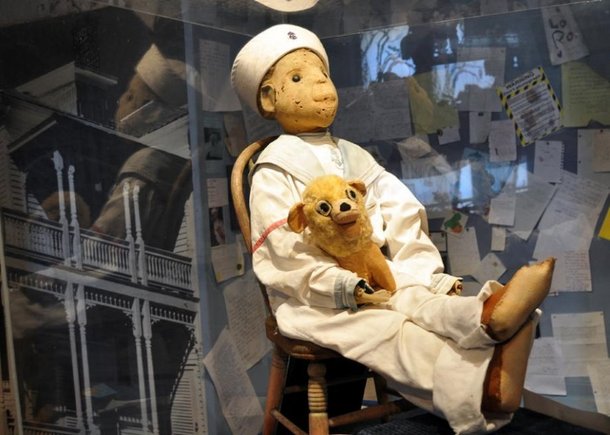 Os 13 bonecos amaldiçoados mais macabros do cinema e da internet Foto do boneco Robert. Ele tem roupas de marinheiro e está sentado em uma cadeirinha de madeira