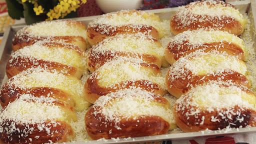 23 provas de que pão é uma das coisas mais maravilhosas que existem Foto de uma forma cheia de pão doce de coco