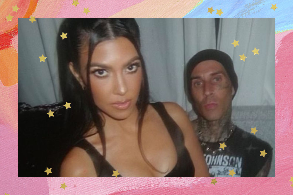 Foto de Kourtney Kardashian e Travis Barker. Nela, eles aparecem juntos. A empresária usando uma roupa preta e o baterista com uma blusa preta estampada e touca.