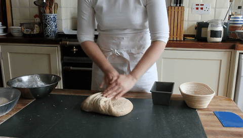 23 provas de que pão é uma das coisas mais maravilhosas que existem Gif de uma pessoa amassando uma massa de pão