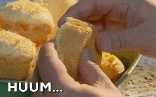 23 provas de que pão é uma das coisas mais maravilhosas que existem Gif de um pão de queijo quentinho sendo aberto com as mãos