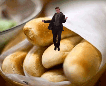 23 provas de que pão é uma das coisas mais maravilhosas que existem Gif do Chandler de Friends dançando em cima de uma cesta de pães