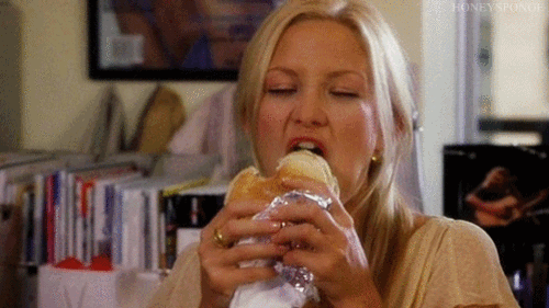 23 provas de que pão é uma das coisas mais maravilhosas que existem Gif de uma mulher comendo um sanduíche de forma muito empolgada