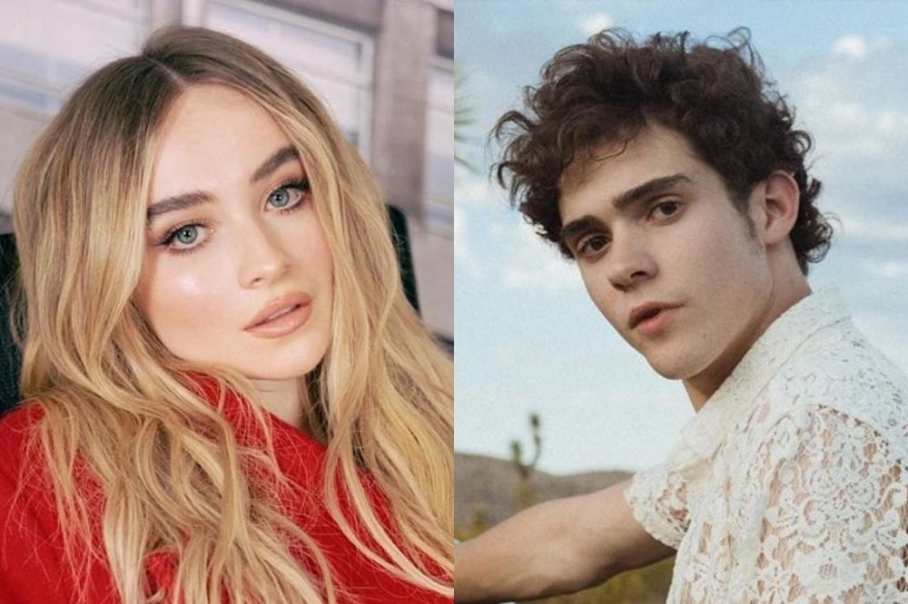 Duas fotos lado a lado. À esquerda, temos uma foto da cantora e atriz Sabrina Carpenter posando, com roupa vermelha. Na direita, temos uma foto de Joshua Bassett com blusa bege e com o céu ao fundo.