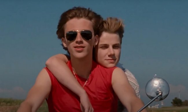Por que eu sempre gosto do mesmo tipo de pessoa? A numerologia explica Foto do casal protagonista do filme Verão de 85 andando de moto