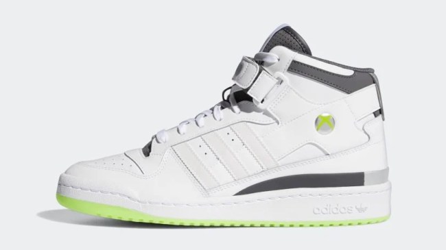 xbox-360-forum-mid-shoes-adidas-2.large Tênis branco com cadarços coloridos em fundo branco.