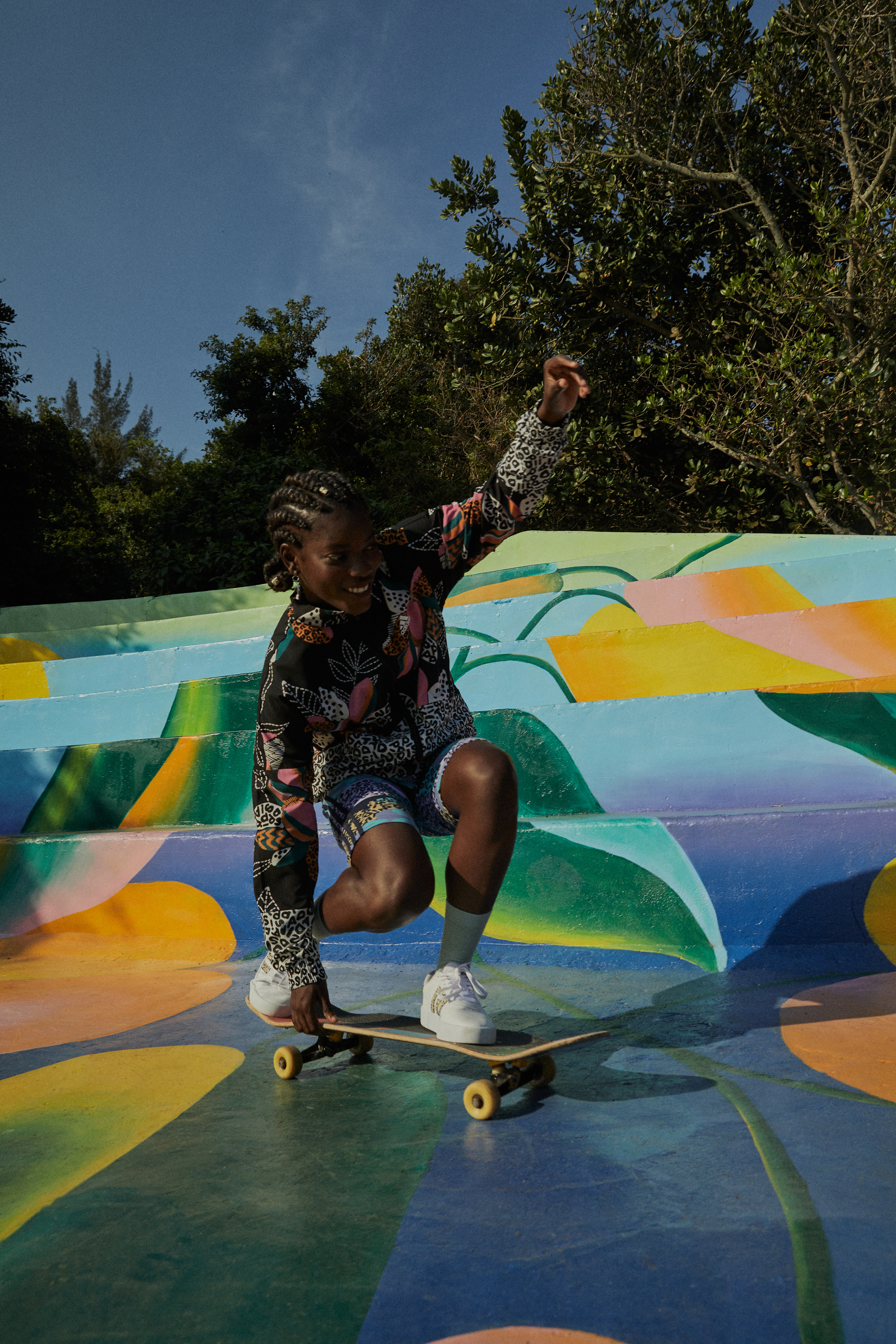 Integrante do coletivo Britney's Crew andando de skate em campanha da Farm com a Adidas