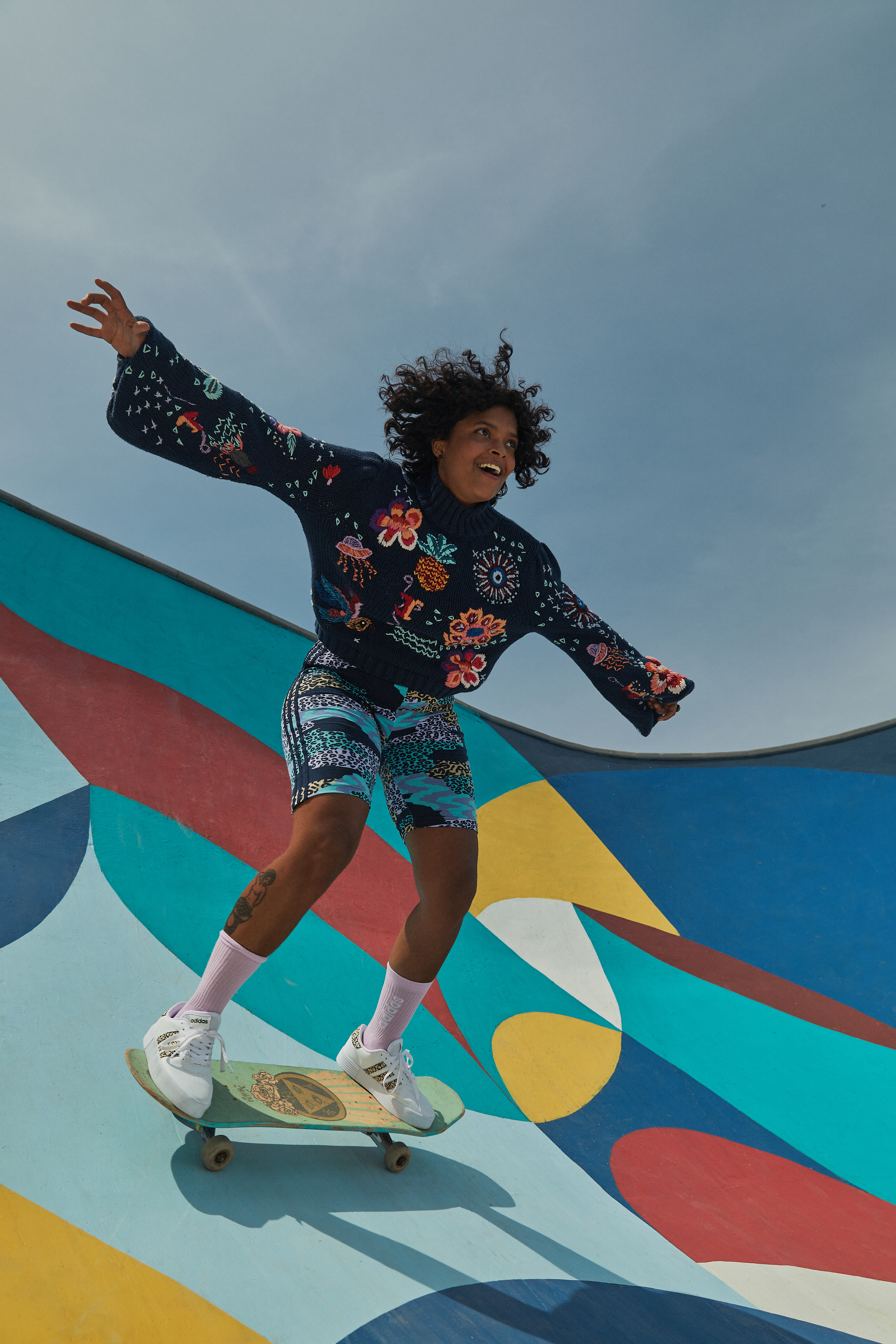 Thayna-Gonçalves-britneys-crew-skate-feminino-adidas Integrante do coletivo Britney's Crew andando de skate em campanha da Farm com a Adidas