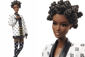 IZA é a primeira cantora brasileira a ganhar uma Barbie em sua homenagem Fotos da Barbie em homenagem à cantora IZA. Ela veste um terno branco, usa blusa e saia preta, e uma bota preta de cano longo