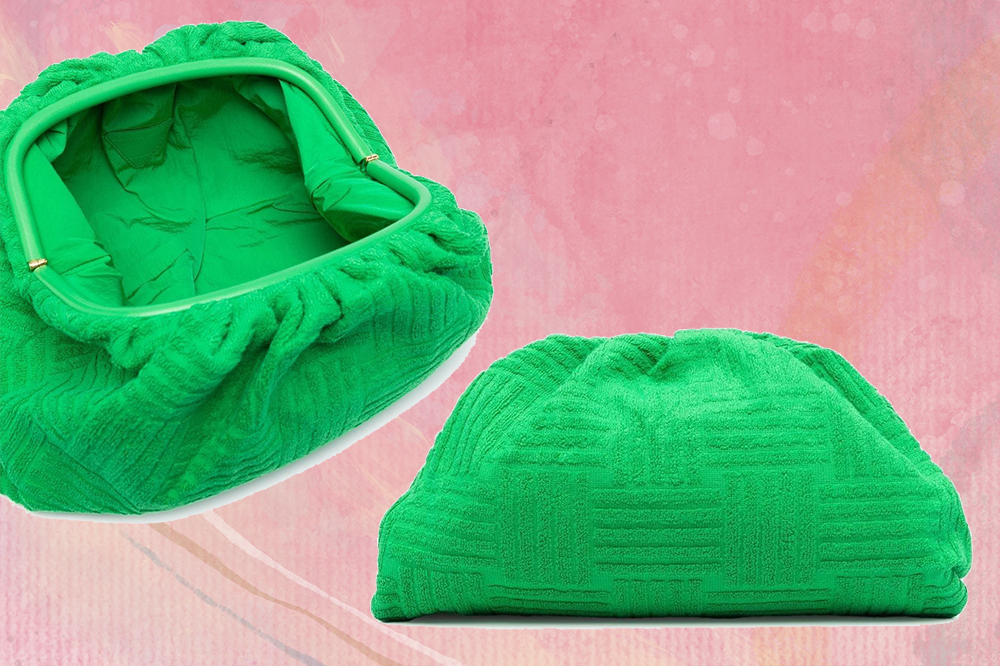 bolsa-bottega-veneta-toalha Bolsa verde The Pouch da Bottega Veneta em fundo rosa