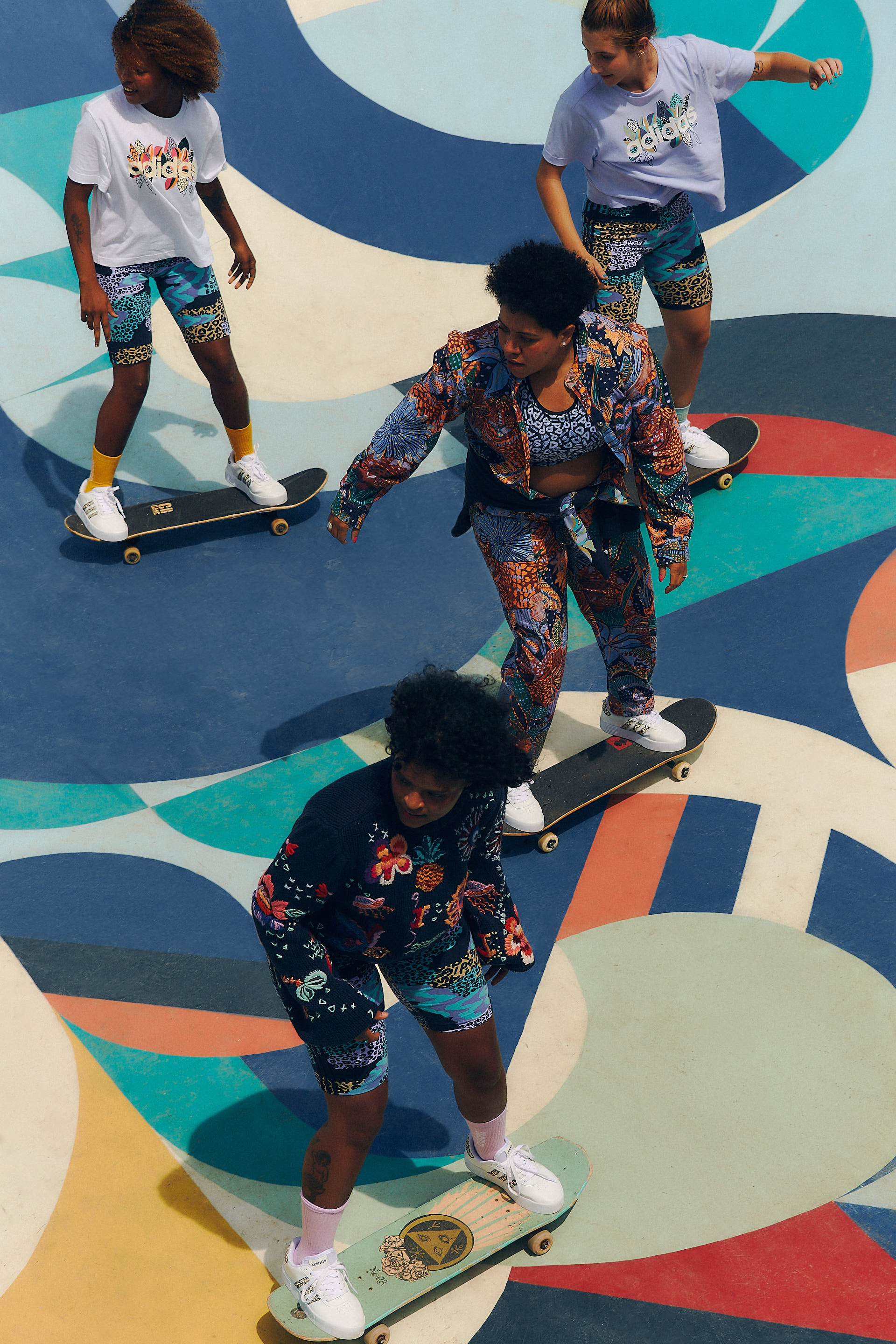 britneys-crew-skate-feminino-adidas-01 Meninas do coletivo Britney's Crew andando de skate em campanha da Farm com a Adidas