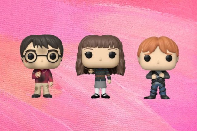 harry-potter (2) Fundo rosa. Imagem dos bonecos de Harry (à esquerda com um casaco vermelho e óculos redondo preto); Hermione (ao centro, com tricô estampado e saia cinza) e Rony (à direita, preso por plantas e cabelos ruivos).
