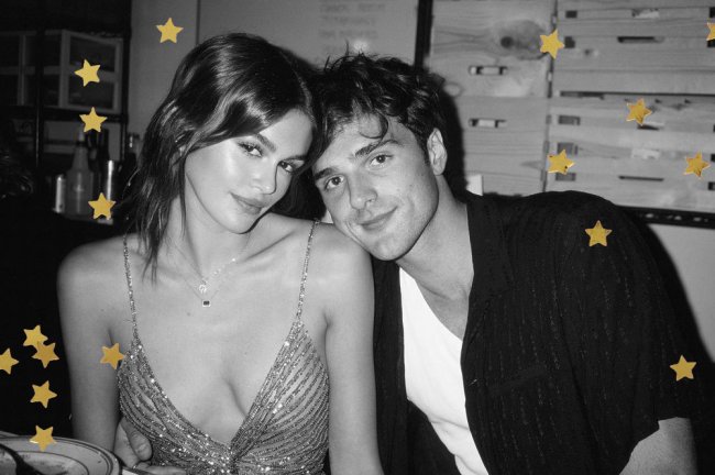 kaia gerber e jacob elordi Foto em preto e branco de Kaia Gerber e Jacob Elordi; ele está encostando a cabeça no ombro de Kaia e os dois sorriem levemente; ela usa um vestido de alças e ele usa camiseta branca com uma camisa escura por cima; estrelas amarelas decoram a imagem