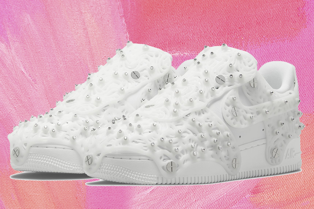 nike-air-force-1-swarovski Tênis branco da Nike em parceria com a Swarovski em fundo rosa