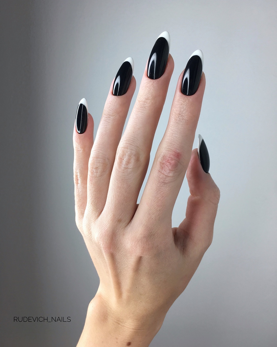 unha-francesinha-preto-branca-rudevich.nails Mão com unha francesinha preto e branca