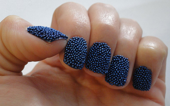 unhas-de-caviar Foto de unhas com decoração de bolinhas 3D azul.