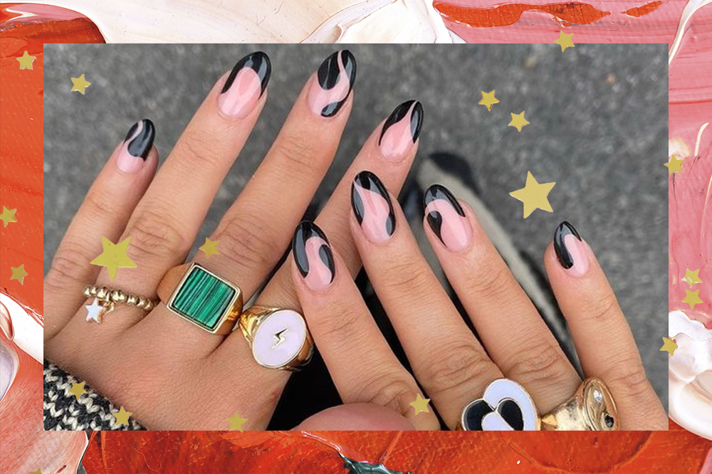 Duas mãos com nail art com esmalte preto e vários anéis nos dedos. O fundo da montagem é vermelho e rosa e possui estrelas douradas