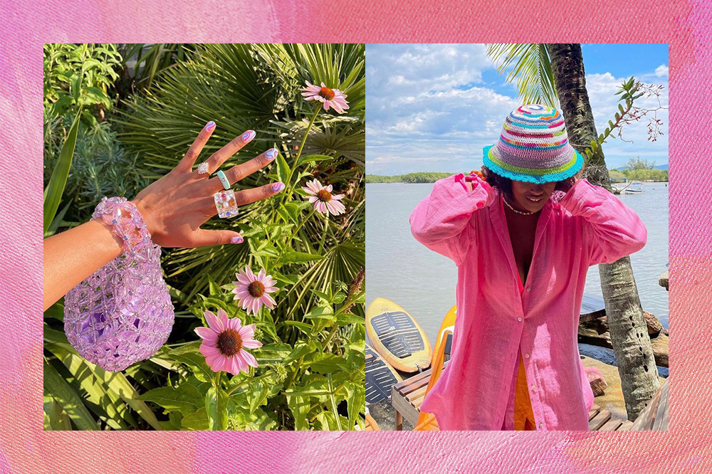 A montagem mostra, de um lado, uma mão com bolsa rosa de miçangas e anéis claros divertidos. Ao fundo da imagem, uma parede de plantas verdes e flores rosas. De outro, uma jovem com camisa rosa pink, cabeça abaixada com um bucket hat de crochê colorido. Ao fundo, um tronco de coqueiro e o mar.