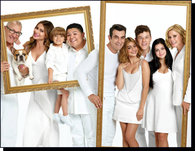 Modern Family elenco de Modern Family. Todos estão vestidos de branco e posam dentro de uma moldura