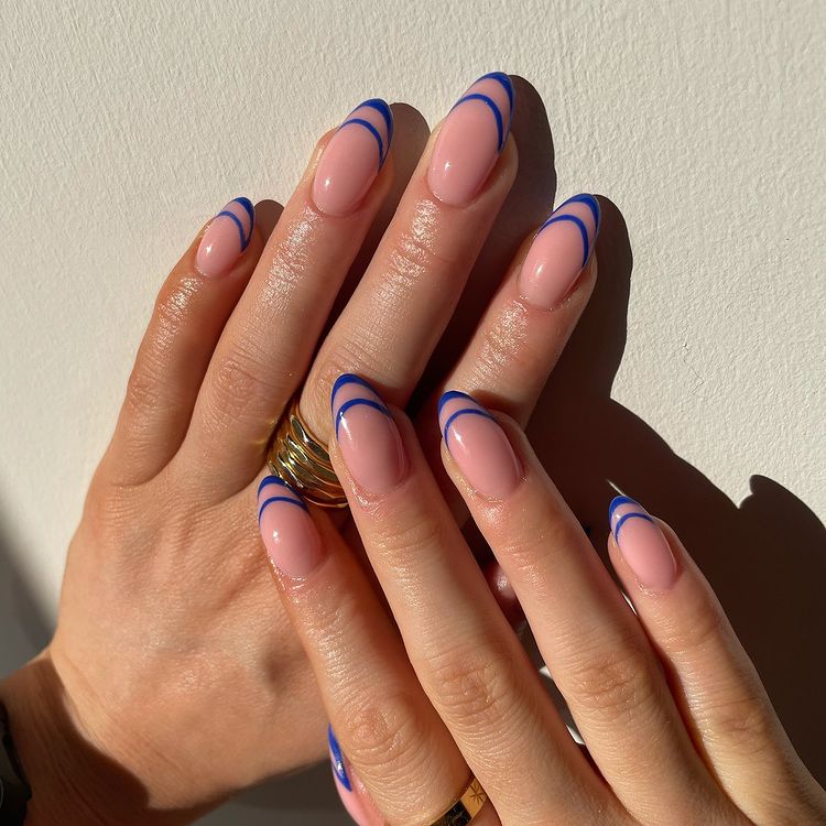 francesinha-dupla Foto de mãos com as unhas decoradas com francesinha dupla em um tom de azul.