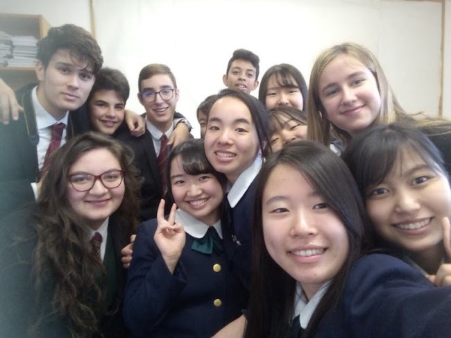 Foto de Marine, da Galera CH, durante intercâmbio. Ela tira uma selfie na sala de aula.