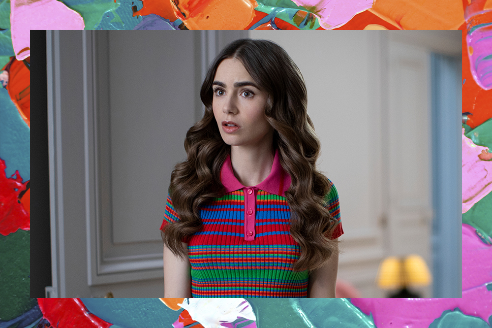 Lily Collins usando blusa polo de listras coloridas e com expressão facial surpresa na segunda temporada de Emily em Paris