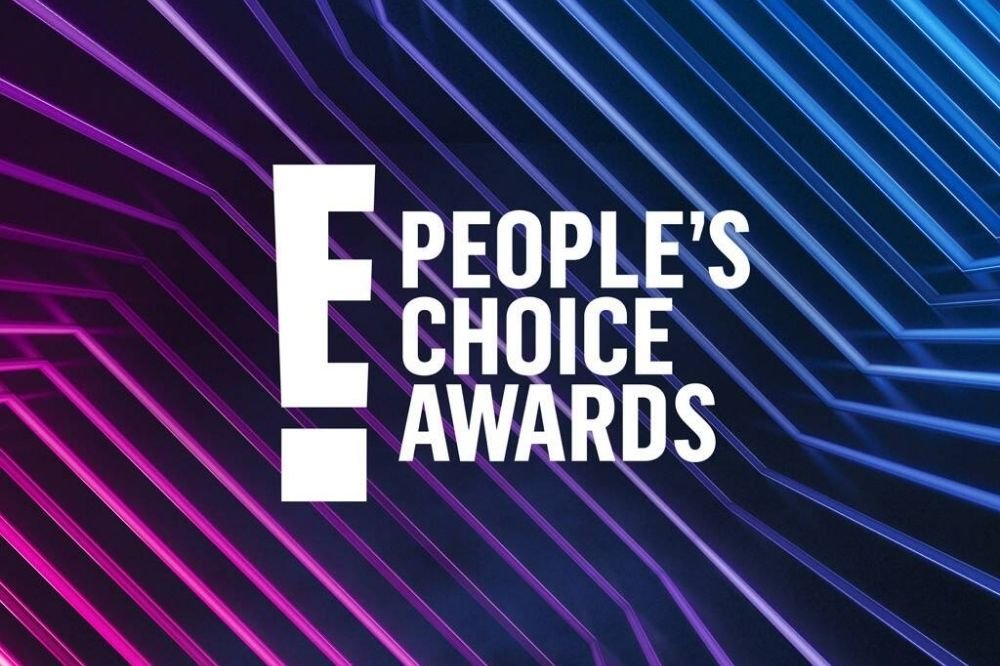 Logo do canal de TV E! junto do nome da premiação em branco. Fundo azul escuro com listras em rosa e roxo.