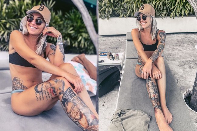 Foto de uma mulher loira, sentada em uma cadeira de praia, usando um biquíni preto e exibindo suas tatuagens em homenagens a serial killers na perna direita