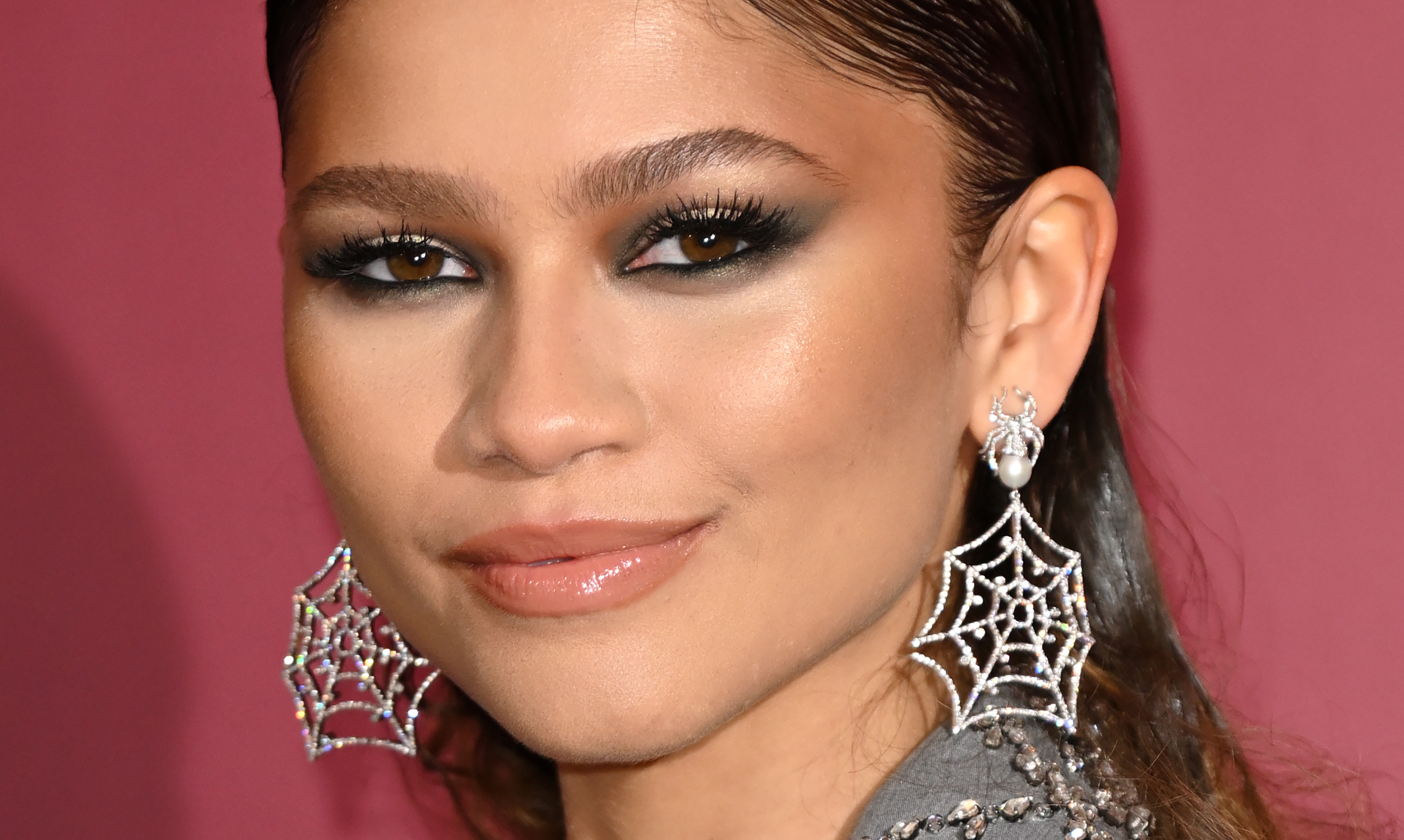 “Spiderman: No Way Home” Photocall Zendaya na photocall de Homem-Aranha: Sem Volta para Casa, em Londres usando brincos que imitam teia de aranha e maquiagem com sombra preta esfumada