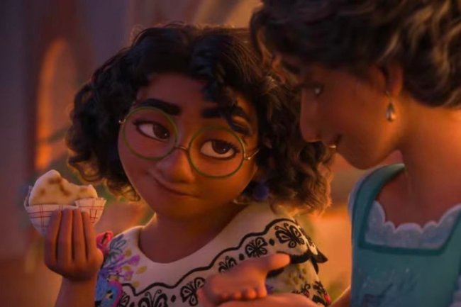 arespas-encanto Menina de óculos e cabelos cacheados segurando uma arespas.