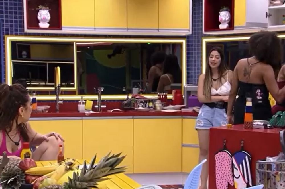 Participantes do BBB22 conversando na cozinha