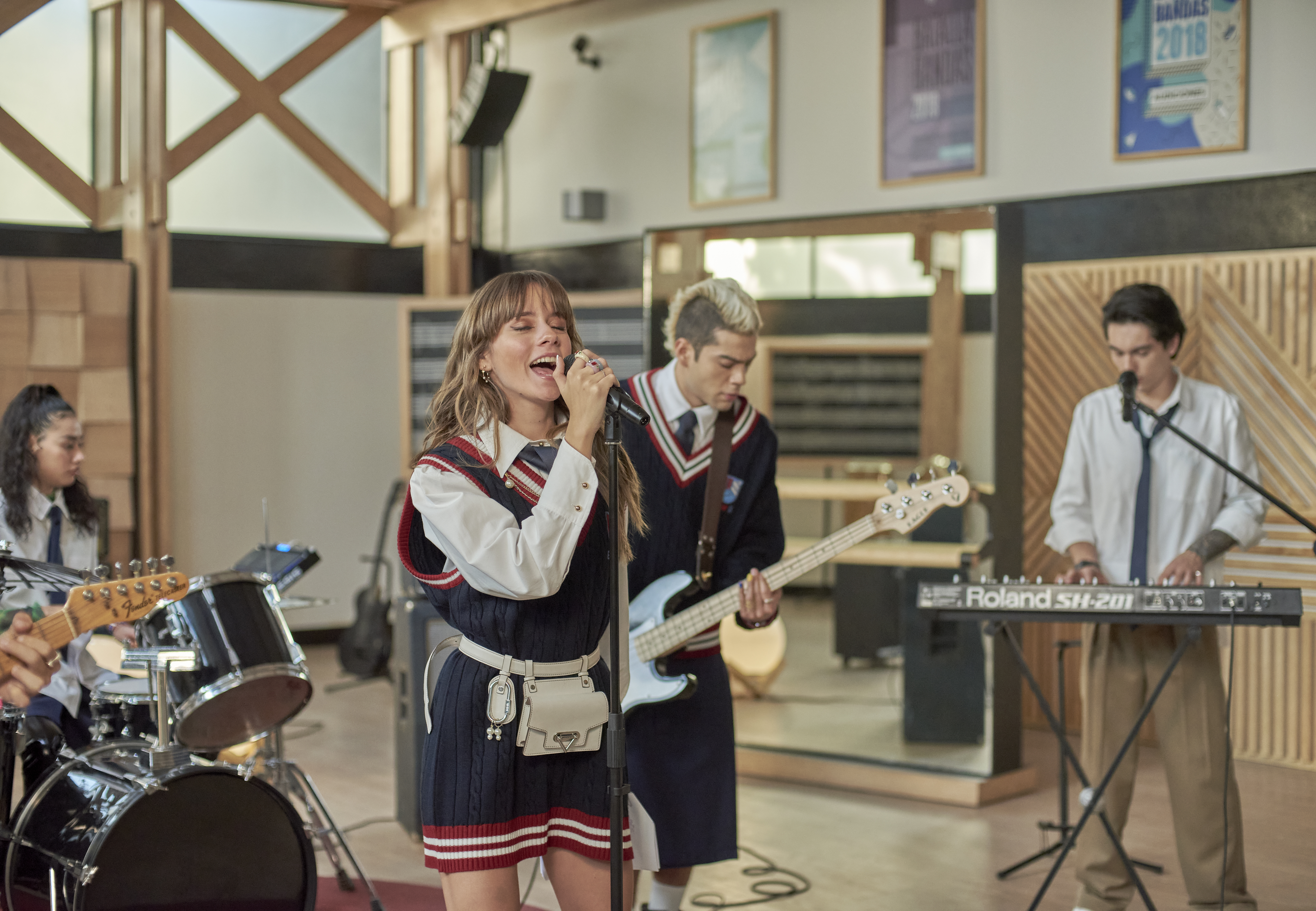 Cena de Rebelde, da Netflix, mostrando a banda formada na série ensaiando