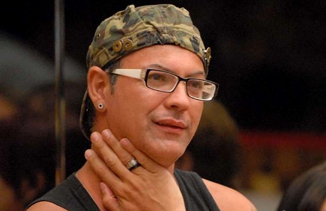 Foto do Dicésar, do BBB10, com cara de incredulidade Foto do Dicésar, do BBB10, com cara de incredulidade. Ele usa um boné militar e óculos com hastes brancas