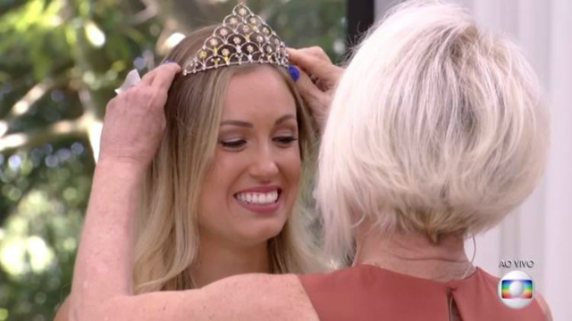 Foto da Jéssica, do BBB18, ganhando uma coroa da Ana Maria Braga Foto da Jéssica, do BBB18, ganhando uma coroa da Ana Maria Braga