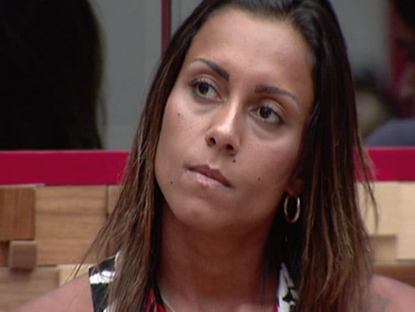 Foto da Lia Khey, do BBB10, olhando com cara de tensão para a câmera Foto da Lia Khey, do BBB10, olhando com cara de tensão para a câmera
