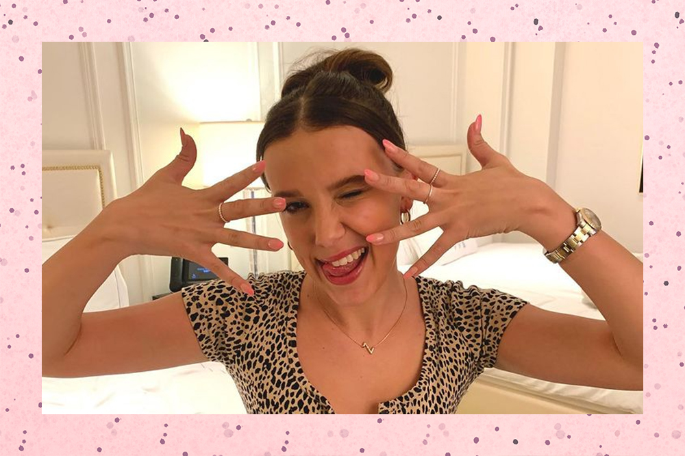 Millie Bobby Brown mostrando suas unhas