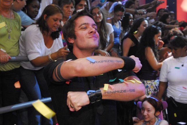 Foto do Max, do BBB9, mostrando as tatuagens nos braços Foto do Max, do BBB9, mostrando as tatuagens nos braços