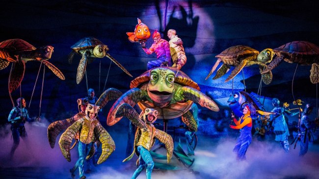 Hotel de Star Wars e montanhas-russas: as novidades de Orlando em 2022 Imagem do espetáculo de Procurando Nemo, na Disney. Os personagem se encontram no palco.