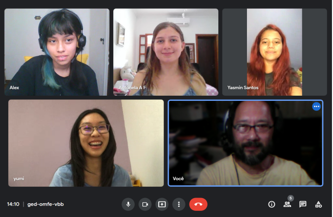 Na pandemia, adolescentes bucam 1º emprego para complementar renda de casa Print da tela do Zoom durante entrevista com cinco pessoas: quatro adolescentes e um professor