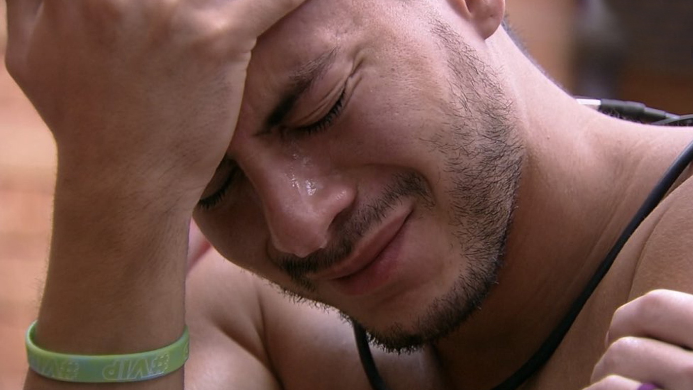 bbb22-tiago-abravanel-aperta-botao-desiste-programa3 Arthur Aguiar chorando no Big Brother Brasil 22