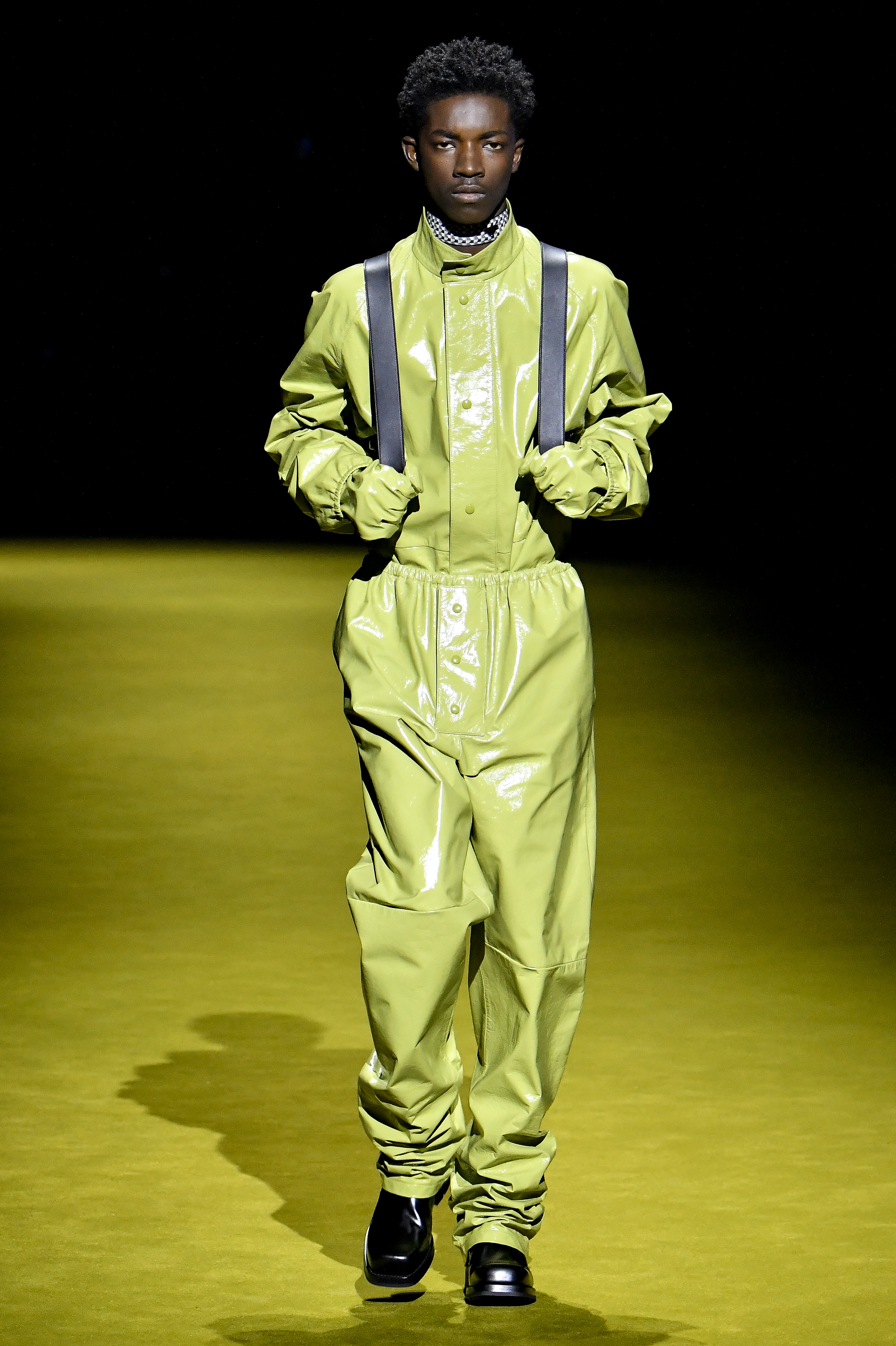 Prada – Runway – Fall/Winter 2022-2023 Milan Men Fashion Week Modelo usando macacão verde em desfile da Prada na semana de moda masculina